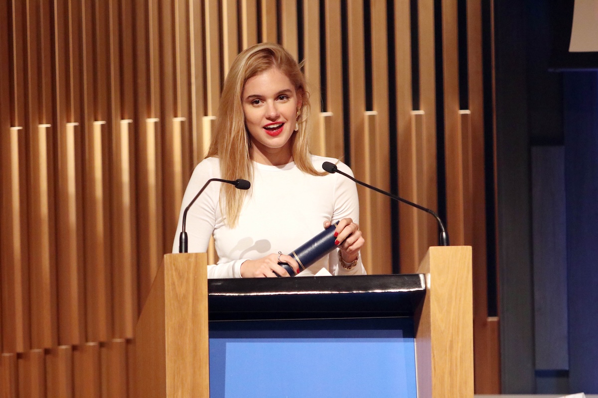 Νατάσα Εξηνταβελώνη: «Δεν μπορείς να είσαι ηθοποιός αν δεν αγαπάς τον άνθρωπο»