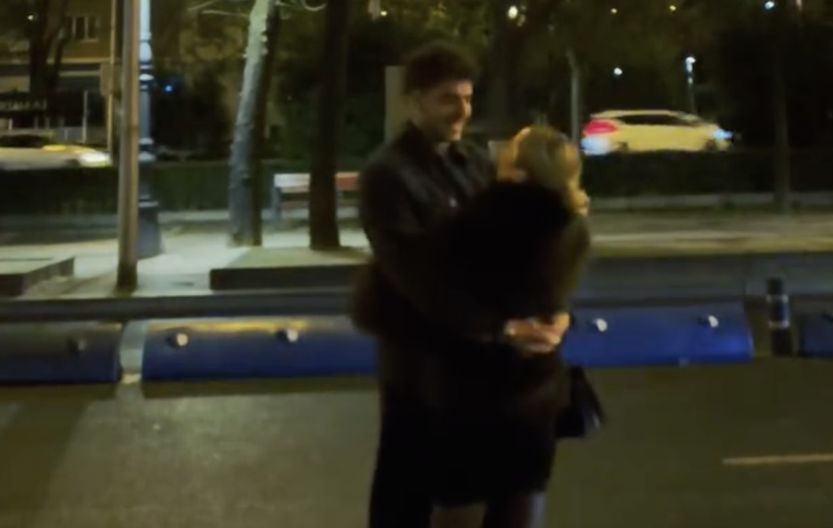 Ελένη Βουλγαράκη – Φώτης Ιωαννίδης: Αγκαλιασμένοι στη μέση του δρόμου