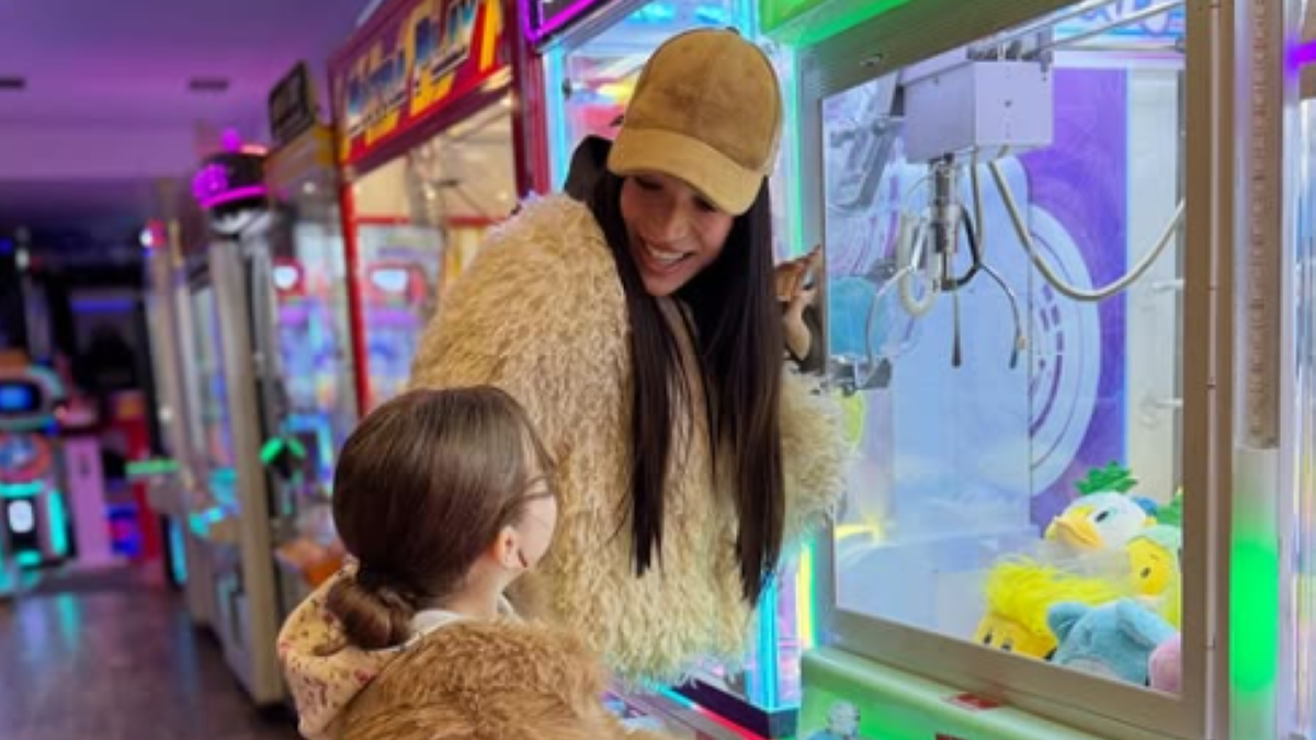 Ήβη Αδάμου: H βόλτα στην Αθήνα και τα παιχνίδια με την κόρη της, Ανατολή