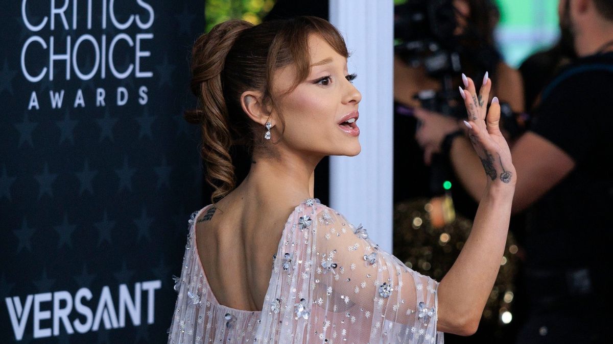 Αριάνα Γκράντε: Εμφανίστηκε σε εξώφυλλο περιοδικού με 6 δάχτυλα – Πως το αντιμετώπισε;