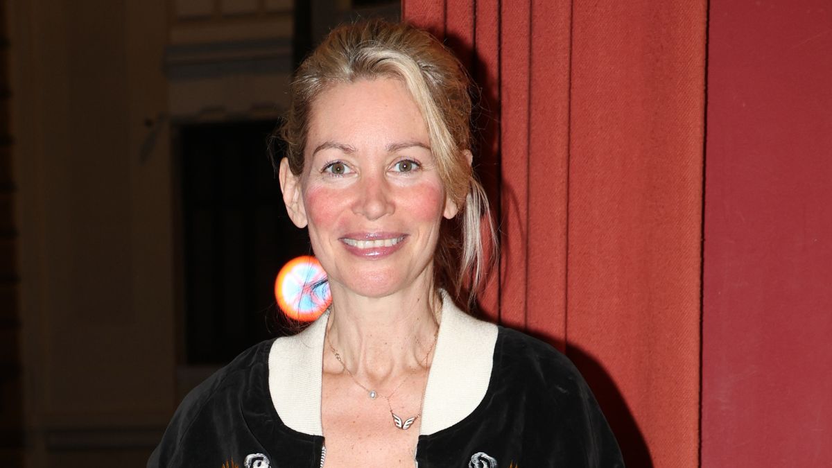 Άριελ Κωνσταντινίδη: «Αυτά που βιώνω σήμερα είναι επακόλουθα αυτών που έζησα σαν παιδί. Μέσα στην οικογένειά μου ένιωθα ορφανό»