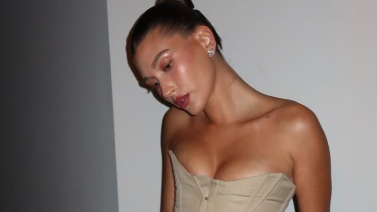 Η Χέιλι Μπίμπερ επιλέγει ink blue μανικιούρ