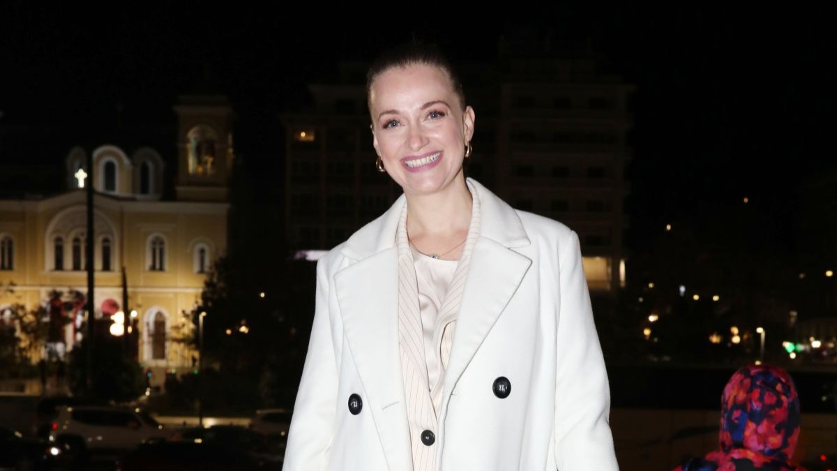 Η Λένα Δροσάκη επέλεξε ένα elegant σύνολο για τη θεατρική της έξοδο