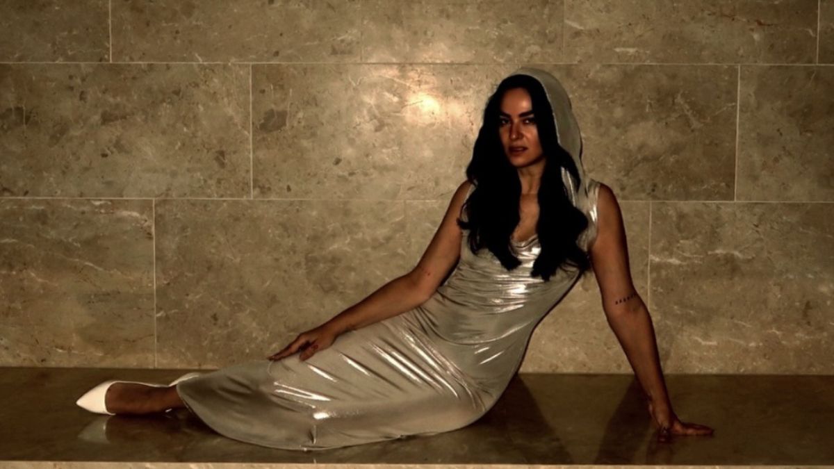 Ζενεβιέβ Μαζαρί: Ποζάρει κομψά με δημιουργίες του ανηψιού της – «Ο ορισμός της υπερήφανης θείας»