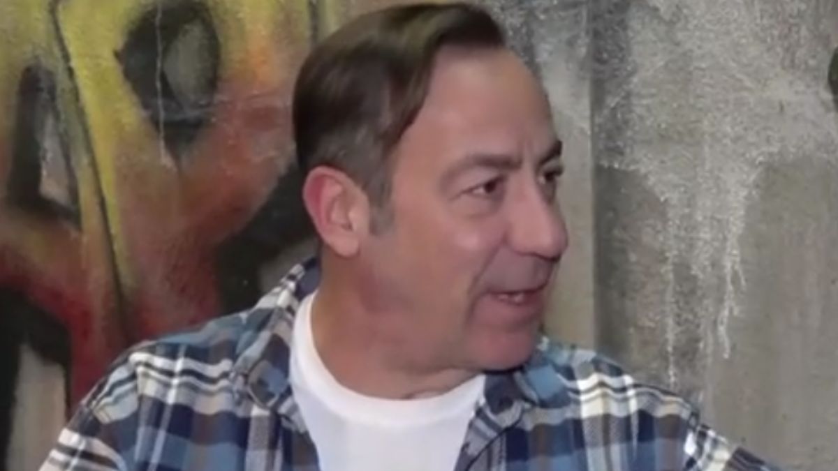 Σωτήρης Καλυβάτσης: «H σάτιρα δεν είναι ένα μέσο για να προσβάλλεις – Αν γυρνούσαμε στο “ΑΜΑΝ Τα καθάρματα”, θα μας κυνηγούσανε όλοι»