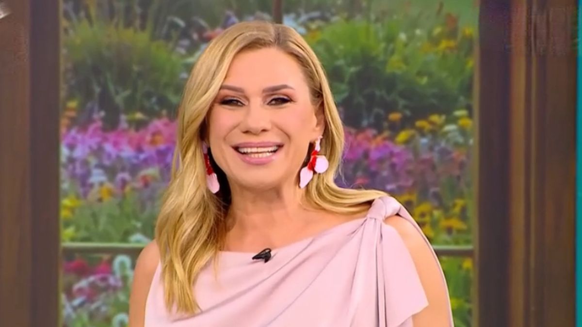 Κατερίνα Καραβάτου: Συγκινημένη στην πρεμιέρα της εκπομπής “Σαββατοκύριακο παρέα”