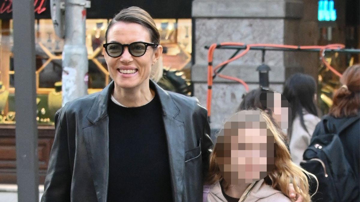 Βίκυ Καγιά: Casual chic εμφάνιση με δερμάτινο σορτς – Η βόλτα με την κόρη της Μπιάνκα