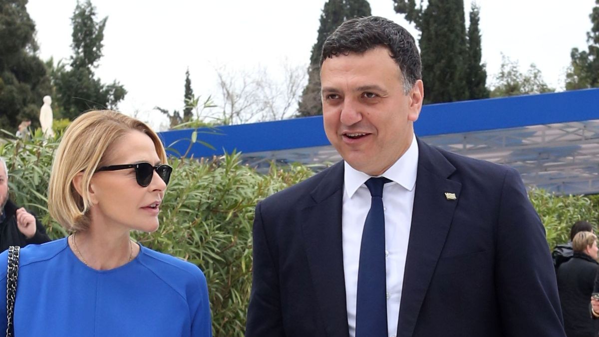 Τζένη Μπαλατσινού: Με τον Βασίλη Κικίλια και τον γιο τους στον αγιασμό των υδάτων