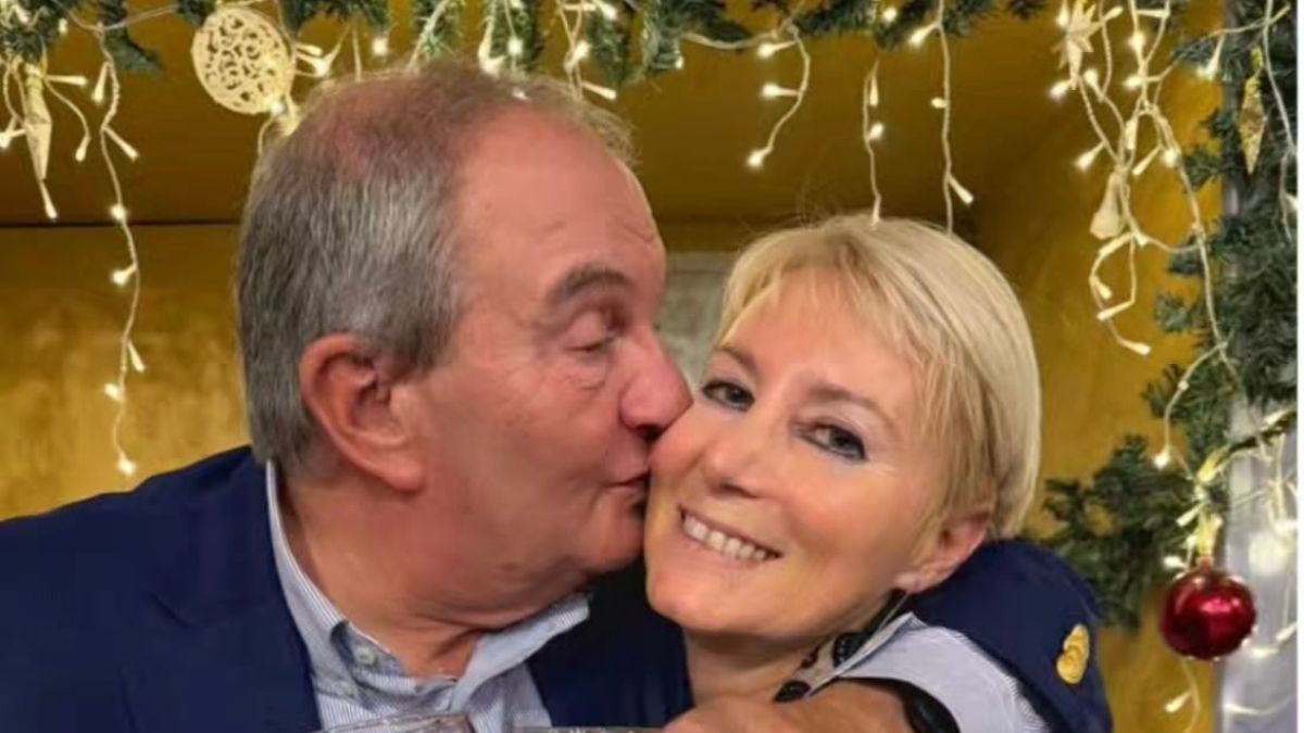 Κώστας Καραμανλής – Νατάσα Παζαΐτη: Το τρυφερό φιλί που συνόδευσε τις ευχές για τη νέα χρονιά