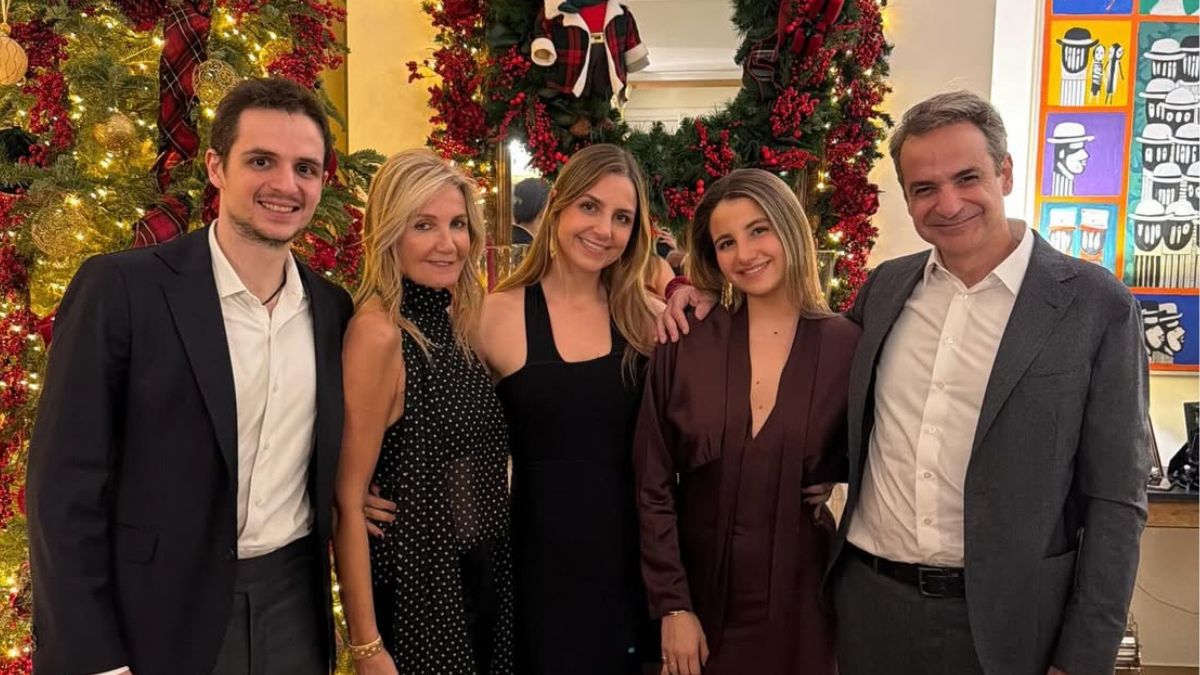 Με γιορτινό look η οικογένεια Μητσοτάκη ευχήθηκε για το 2026
