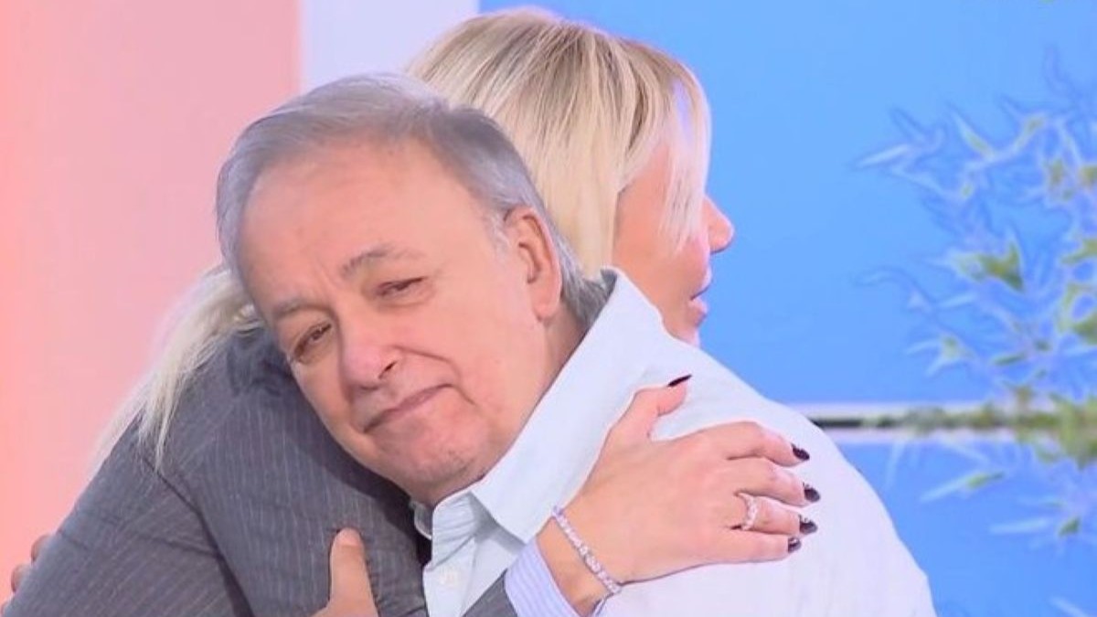 Ανδρέας Μικρούτσικος: Η συγκινητική επιστροφή και η αγκαλιά με τη Φαίη Σκορδά – «Θύμωσες χθες για κάτι που γράψανε για μένα»