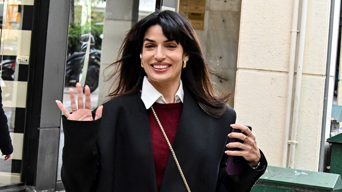 Τόνια Σωτηροπούλου: Chic εμφάνιση με μαύρη καπαρντίνα στο κέντρο της Aθήνας