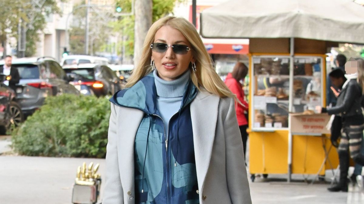 Η Κωνσταντίνα Σπυροπούλου σε βόλτα στο κέντρο με άνετο και κομψό look