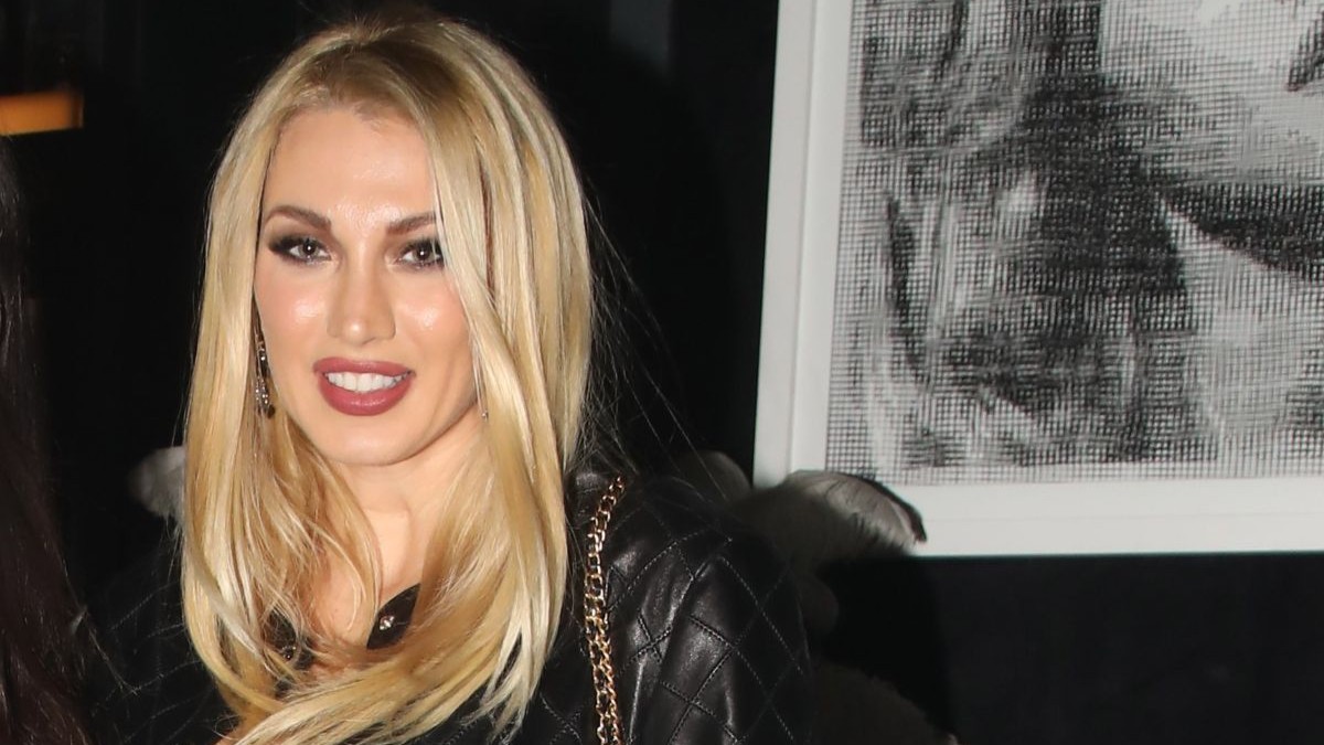 Κωνσταντίνα Σπυροπούλου: Mε total black  καπιτονέ σύνολο σε βραδινή της έξοδο