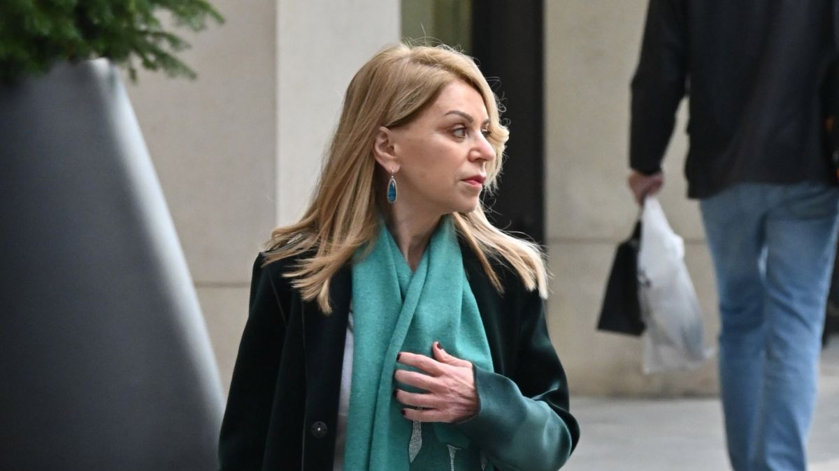 Η Έλλη Στάη σε μια κομψή street style εμφάνιση στο κέντρο της Αθήνας