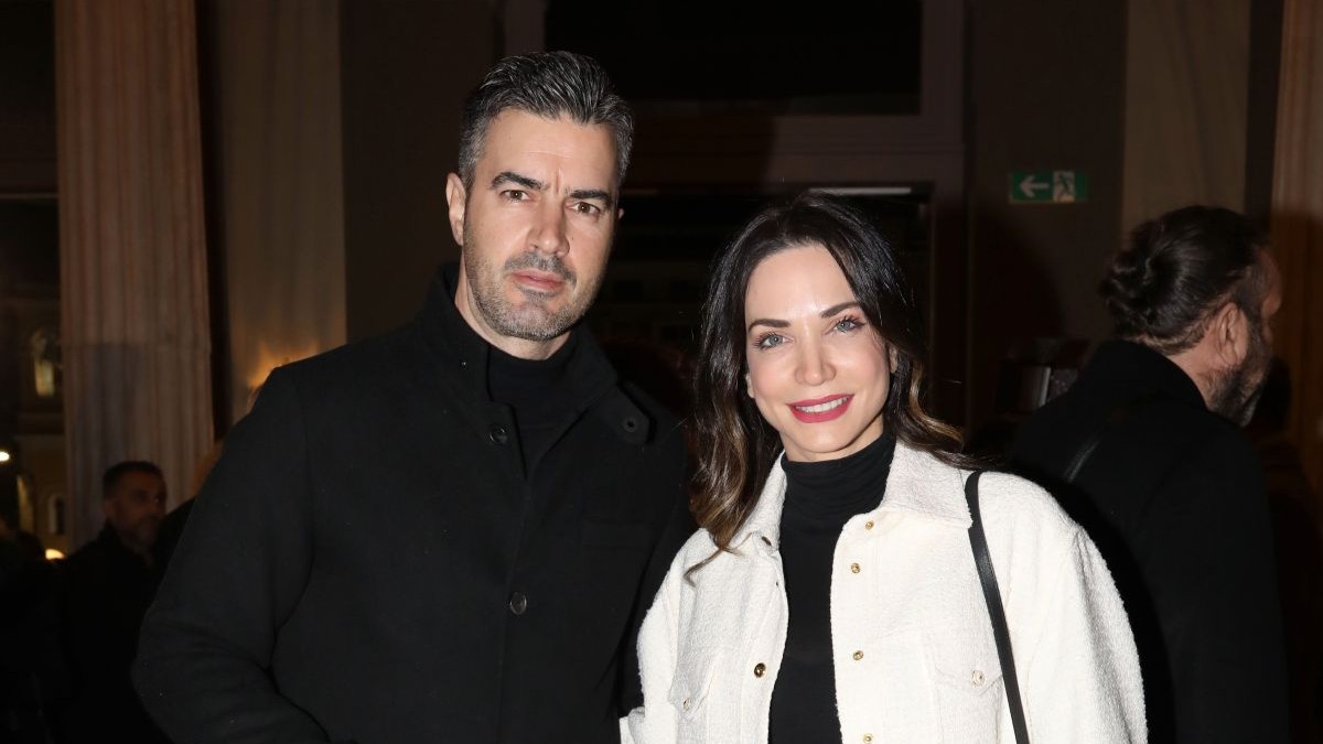 Κατερίνα Γερονικολού: All-white chic με μαύρες μπότες σε θεατρική έξοδο με τον Γιάννη Τσιμιτσέλη