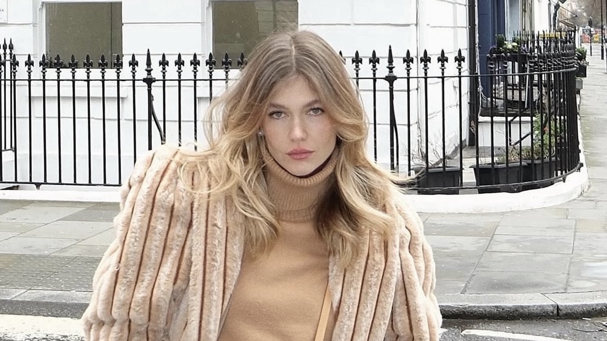 Η Κλέλια Ανδριολάτου στο Λονδίνο με ένα από τα τελευταία χειμερινά look