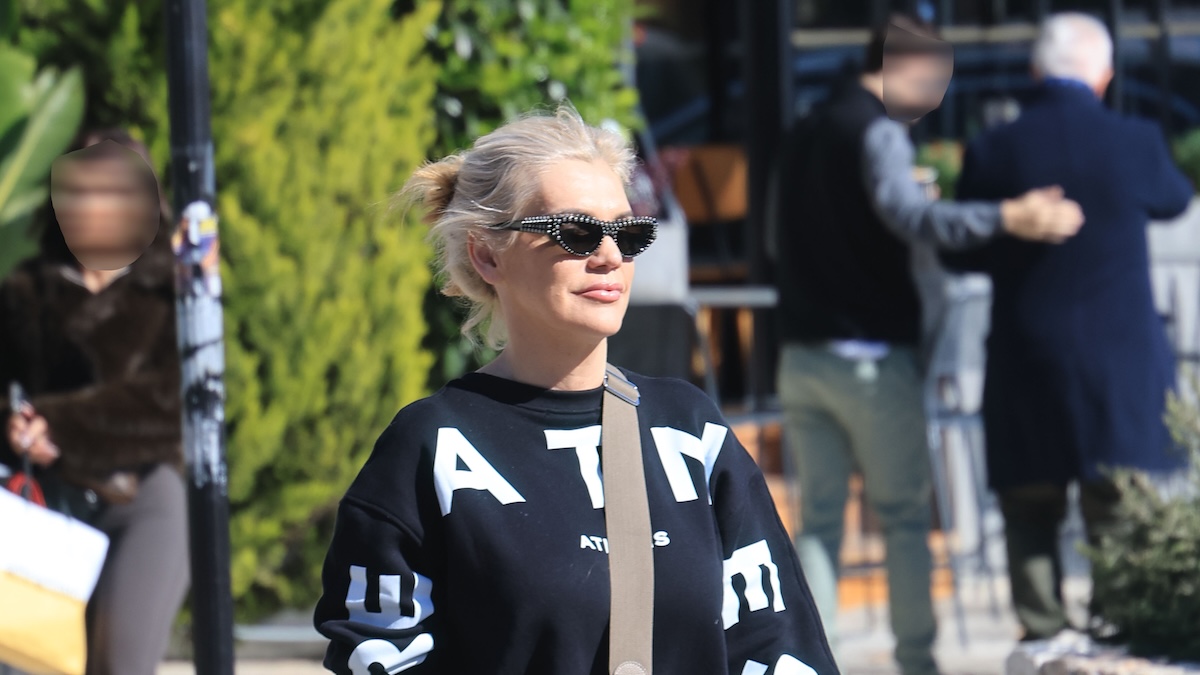 Σάσα Σταμάτη: Βόλτα με chic sporty look