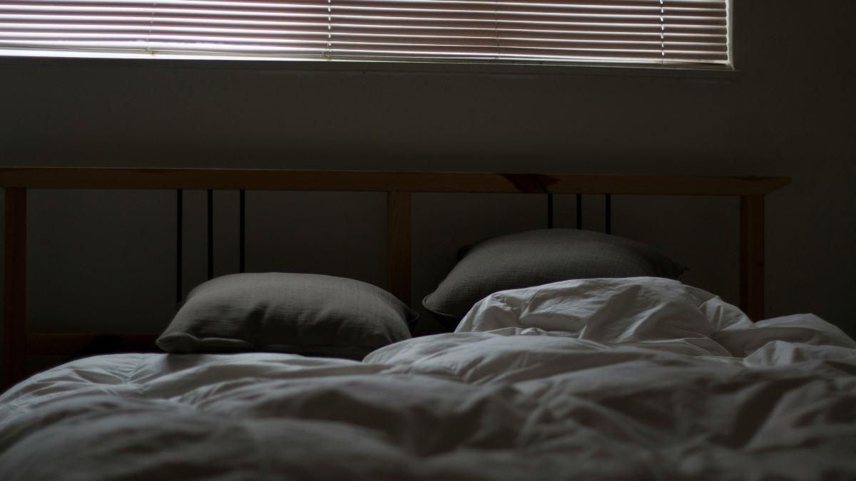 Κοιμάσαι με την τηλεόραση ανοιχτή; Αυτά τα 4 πράγματα λένε πολλά για εσένα