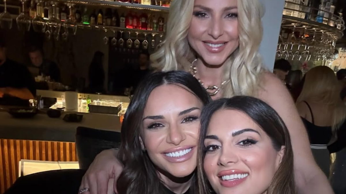 Ελένη Τσολάκη – Σταματίνα Τσιμτσιλή: Ποζάρουν μαζί στα γενέθλια της Μαίρης Παλιαλέξη