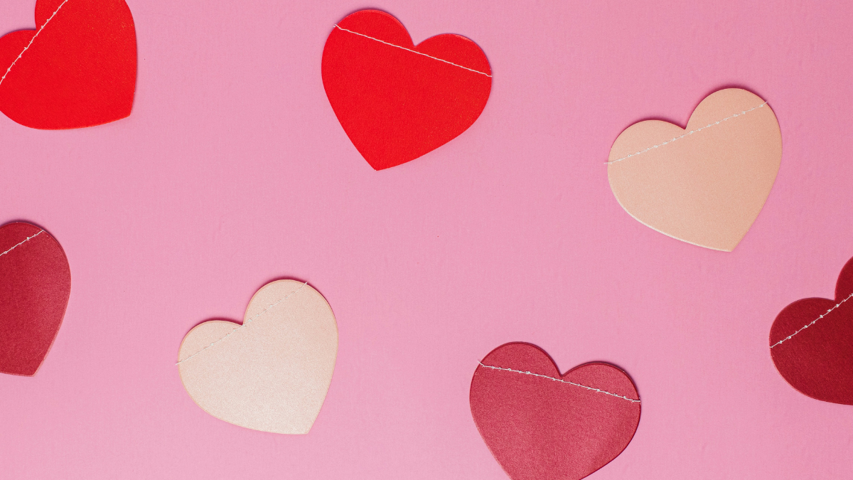 Τι να Φορέσεις την Ημέρα του Αγίου Βαλεντίνου: 4 Στυλάτες Προτάσεις για την Έξοδο