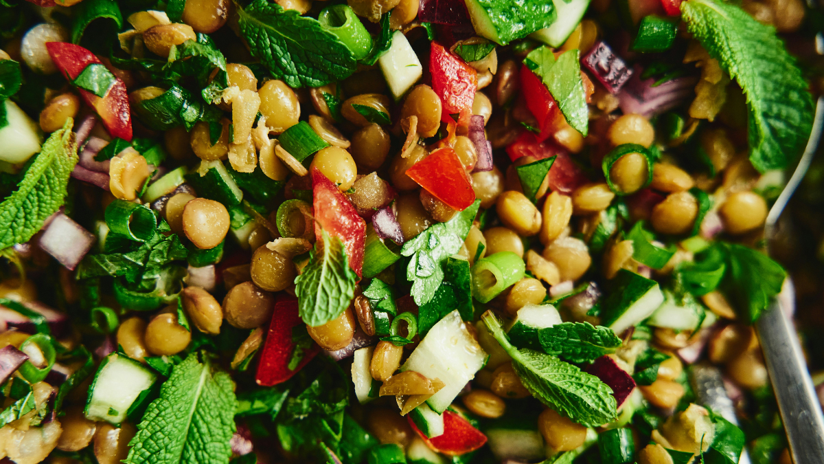 Παρασκευή βράδυ μετά την Τσικνοπέμπτη: Ζεστή σαλάτα με φακές