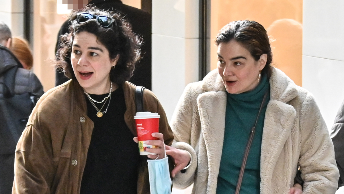 Γωγώ Μπρέμπου: Χαλαρή βόλτα με την αδερφή της στο κέντρο