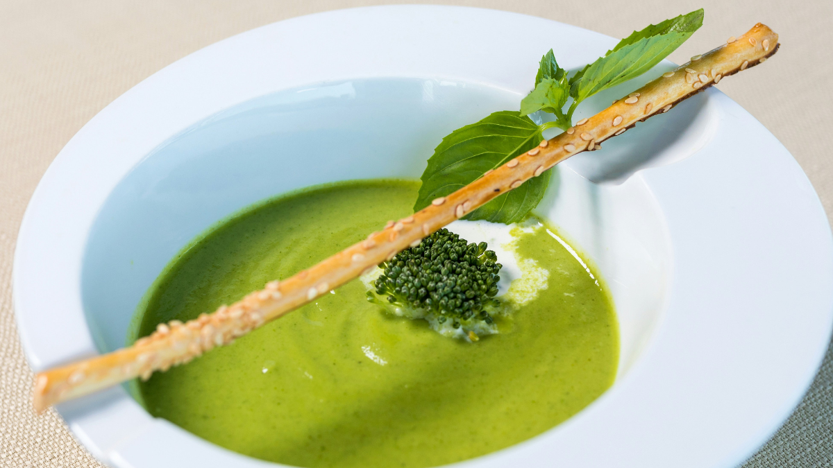 Βελούδινη σούπα μπρόκολου με τυρί κρέμα και σπόρους κολοκύθας