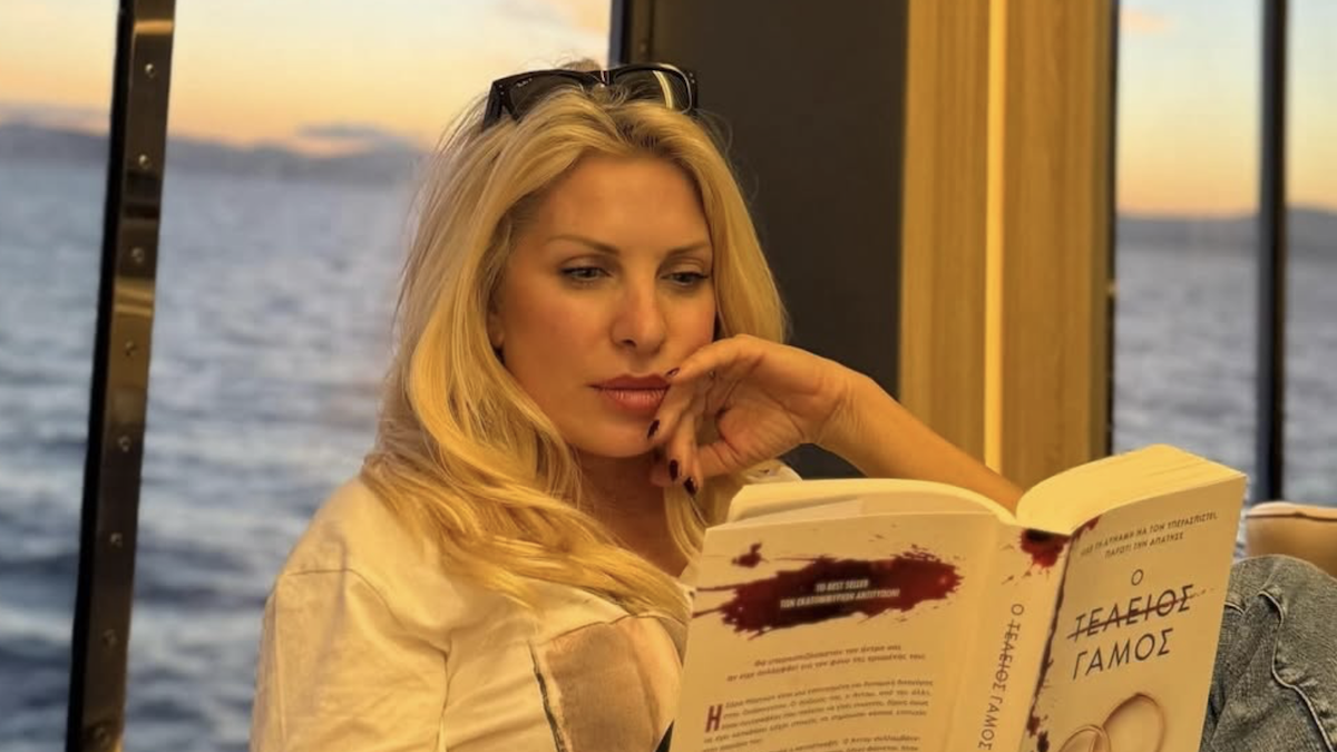 Ελένη Μενεγάκη: Στο πλοίο της επιστροφής με φωτογράφο την κόρη της