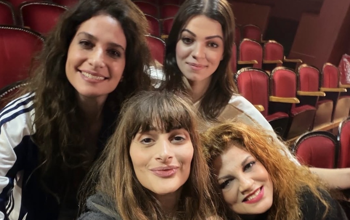 «Με δύναμη από την Κηφισιά» – Η πρώτη φωτογραφία – Τάνια Τρύπη και Τζένη Καζάκου θα παίξουν για πρώτη φορά μαζί, στο θέατρο