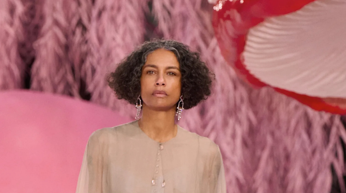 Γκρίζα μαλλιά και υψηλή ραπτική  Η ιστορία της Stephanie Cavalli