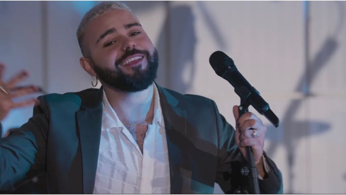 Akylas: Ερμηνεύει με τον Papazó το «Ατελιέ» σε συνοδεία της Ορχήστρας Σύγχρονης Μουσικής της ΕΡΤ