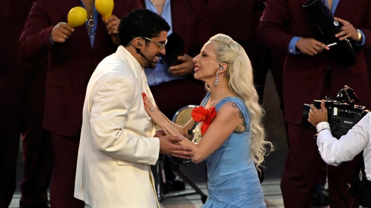 Super Bowl 2026: Εκρηκτικό show από τον Bad Bunny με πολιτικές αναφορές και λαμπερές guest εμφανίσεις