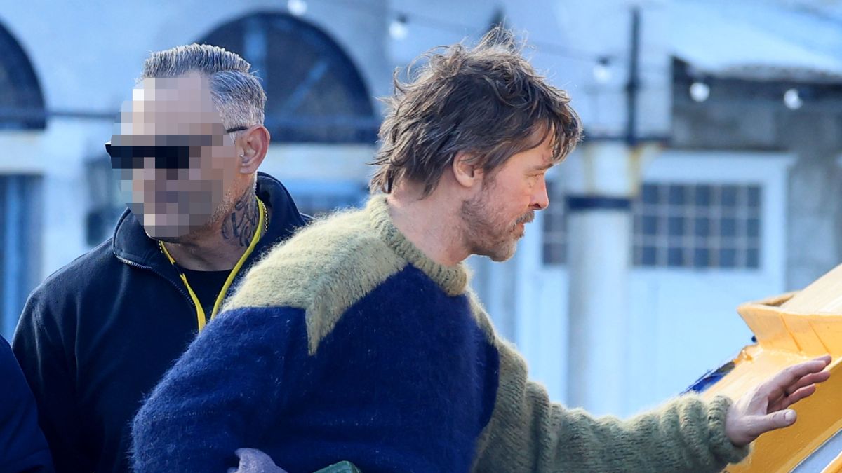 Μπράντ Πιτ: Μεταφέρει την Ύδρα στη δεκαετία του ’80 – Βίντεο από τα γυρίσματα στο λιμάνι με vintage σκηνικό