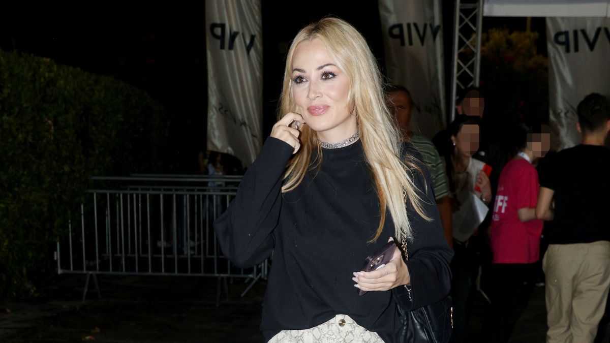 Ελένη Βουλγαράκη: «Η συγκατοίκηση δεν σκοτώνει καθόλου τον έρωτα. Άμα τα βρίσκεις με τον άνθρωπό σου…»