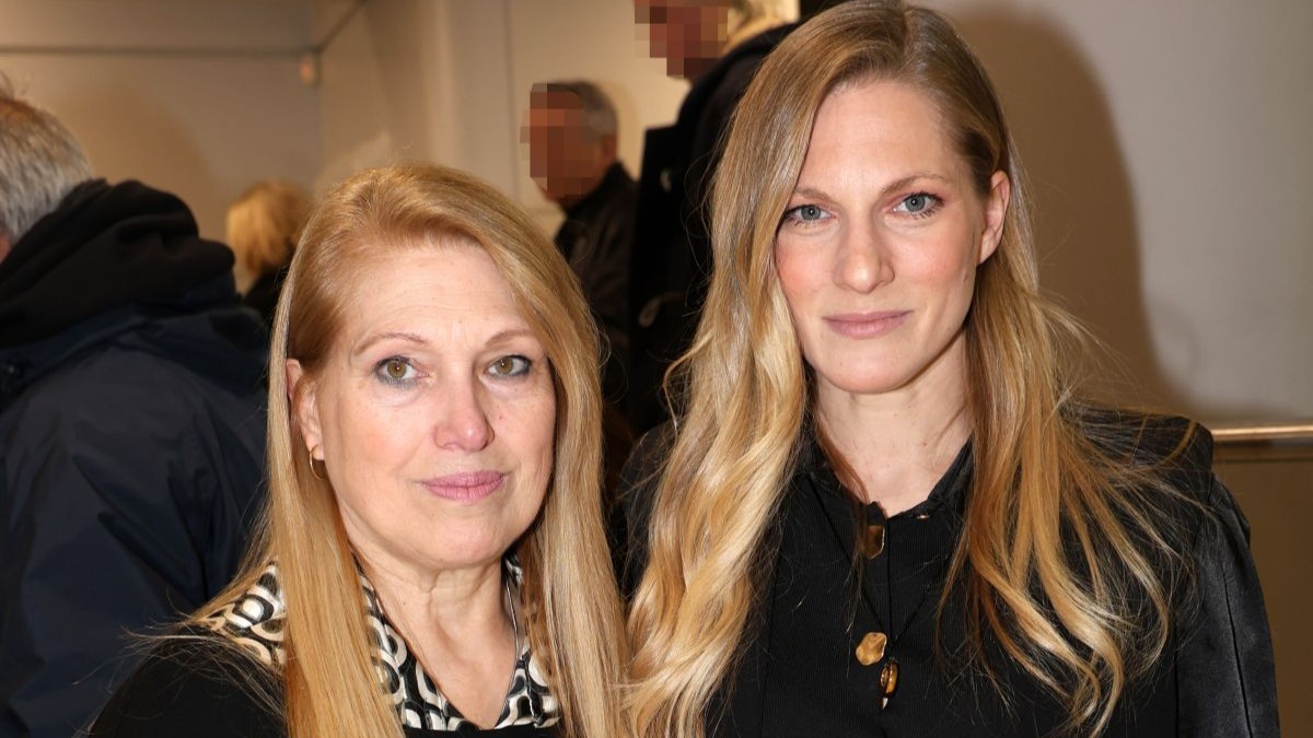 Μαίρη και Σάρα Εσκενάζυ μαζί στο αφιέρωμα μνήμης για τον Αλμπέρτο Εσκενάζυ