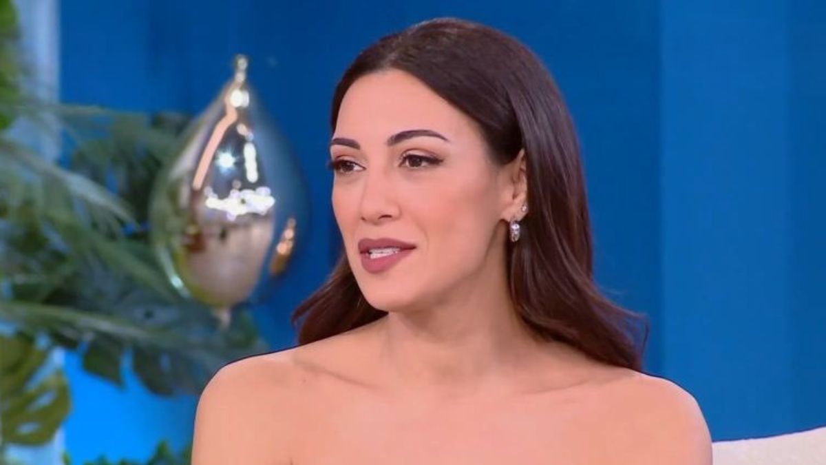 Ευγενία Σαμαρά: «Προσπαθώ να περπατάω στη ζωή μου με αυτά που θέλω. Να μην σκέφτομαι αν είναι κοινωνικά αποδεκτά»