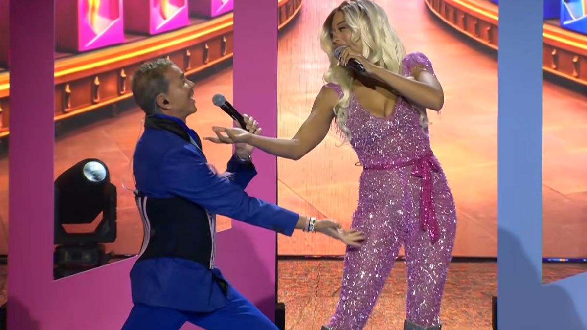 J2US: Ρεσιτάλ ερμηνείας του Λάκη Γαβαλά και της Shaya και τα 4…πόδια του τραπεζιού