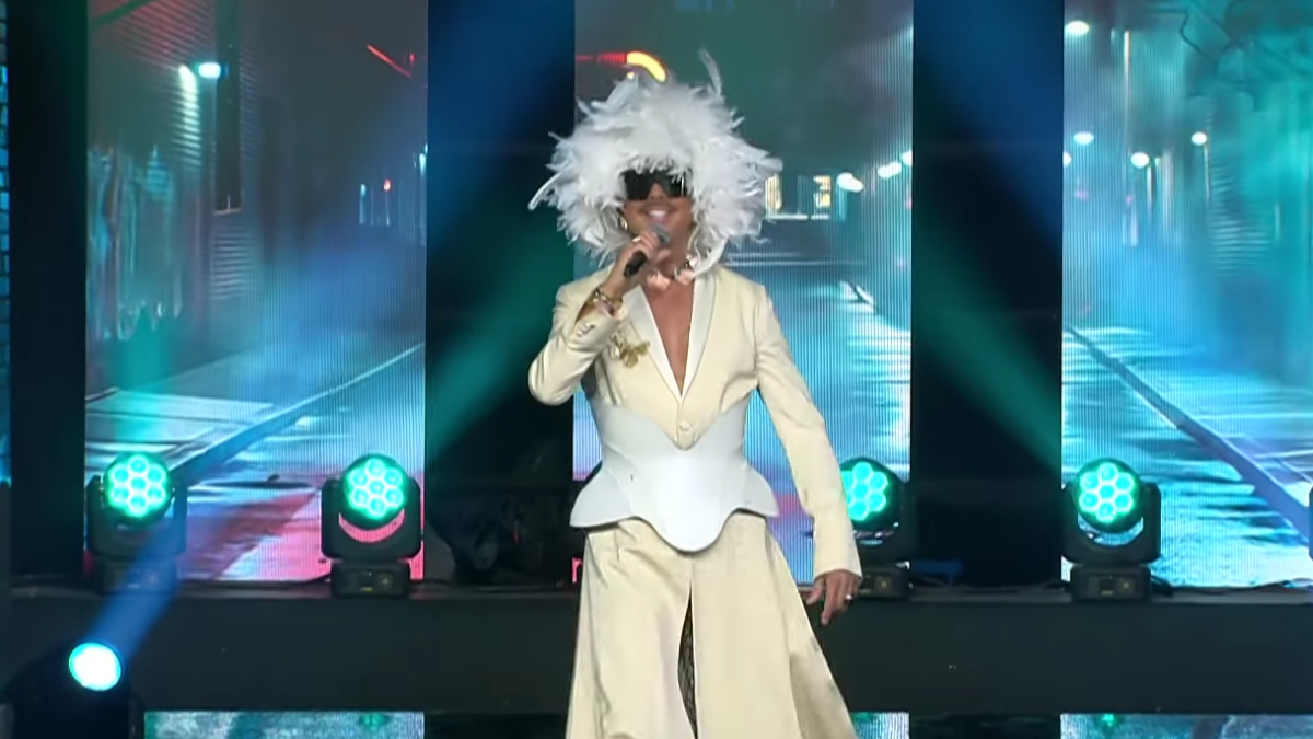 Έκπληξη στη σκηνή του J2US: Ο Λάκης Γαβαλάς ξεσήκωσε το πλατό!