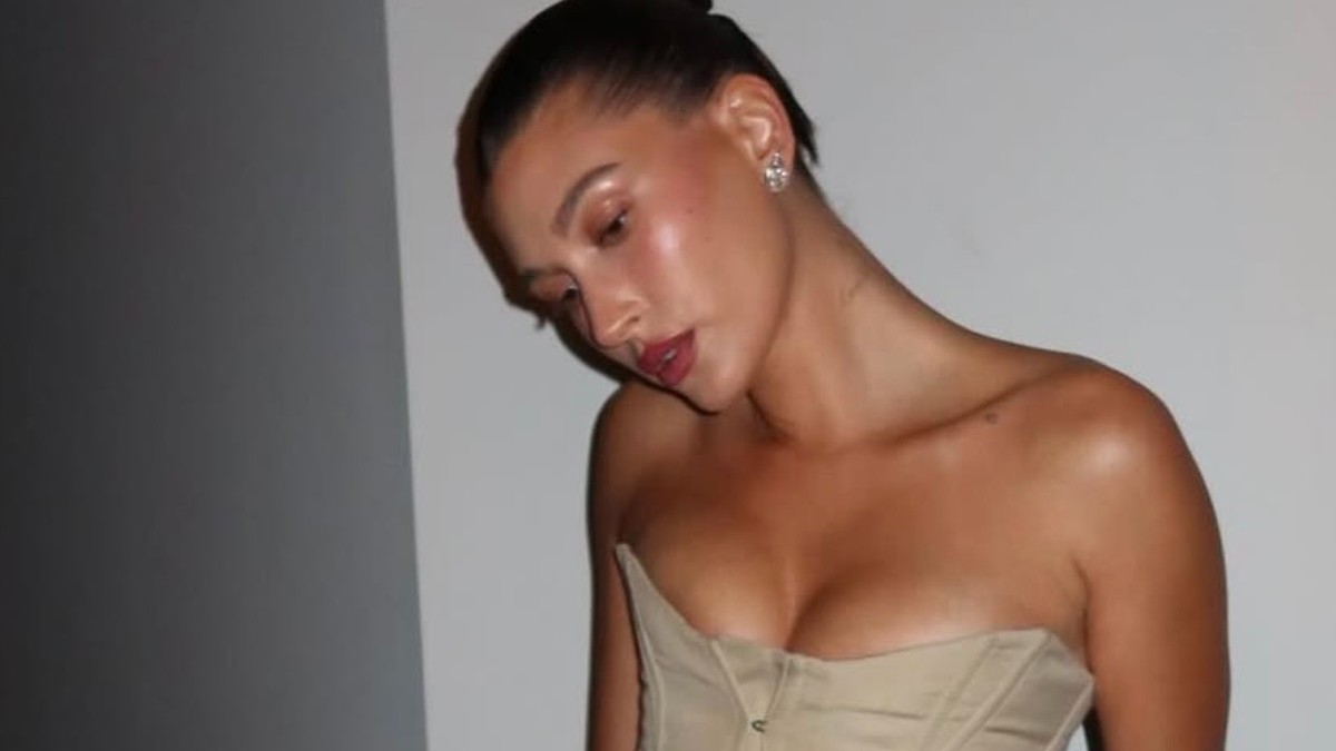 Το hair flip της Χέιλι Μπίμπερ στο TikTok: Πώς να πετύχετε το look