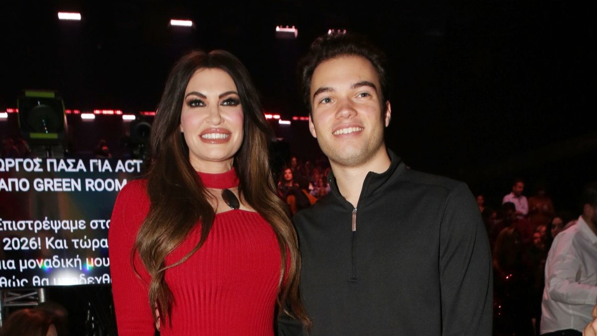 Κίμπερλι Γκιλφόιλ: Total red εμφάνιση με κόκκινη γούνα στο Sing For Greece – Στο πλευρό της ο γιος της