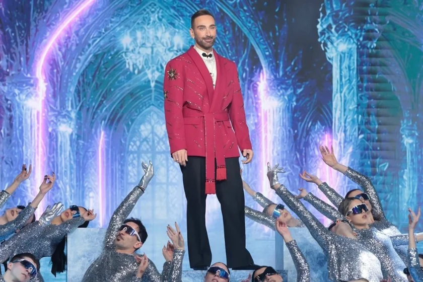 Πρεμιέρα με λάμψη για το J2US: To τραγούδι που ερμήνευσε ο Νίκος Κοκλώνης στο μεγάλο μουσικό show στο OPEN!