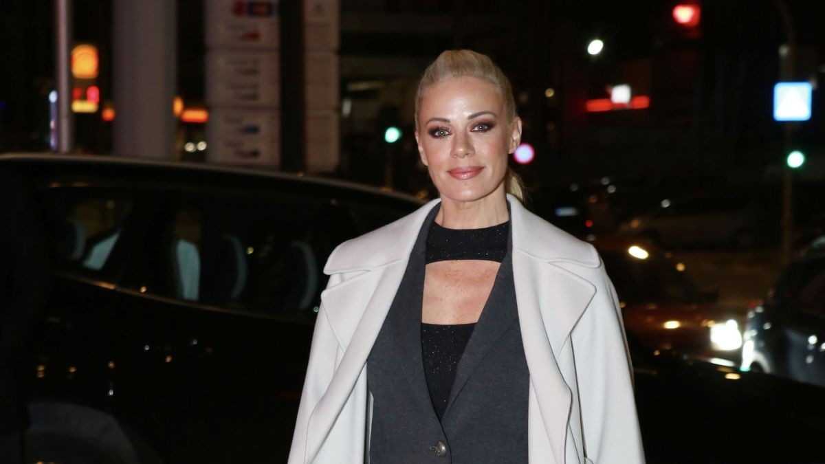 Ζέτα Μακρυπούλια: Mε power suit και statement παλτό σε βραδινή έξοδο