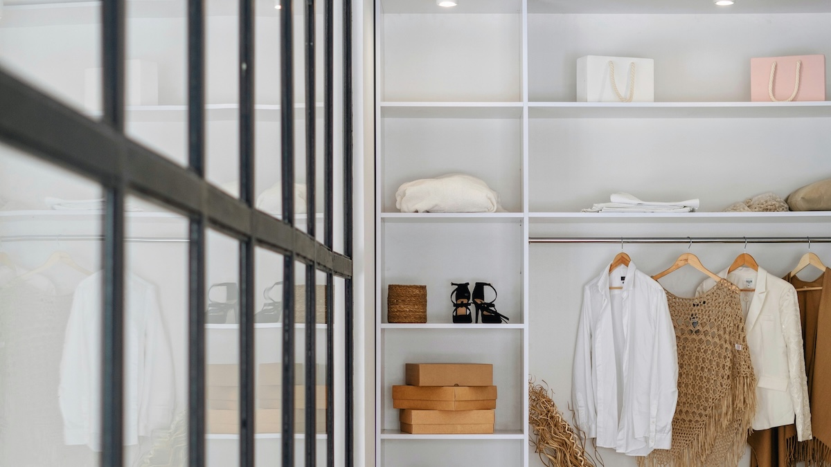 Πώς να «χτίσετε» την capsule γκαρνταρόμπα σας με 10 διαχρονικά κομμάτια