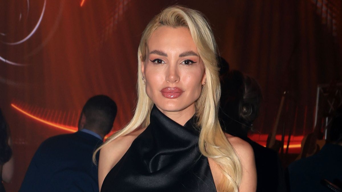 Αλεξάνδρα Παναγιώταρου: Bραδινή έξοδος με electric blue mini και satin top