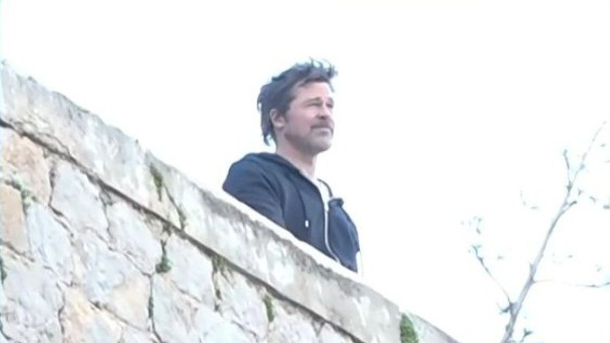 Μπραντ Πιτ: Xαιρέτησε live την κάμερα του Πρωινού από το λιμάνι της Ύδρας