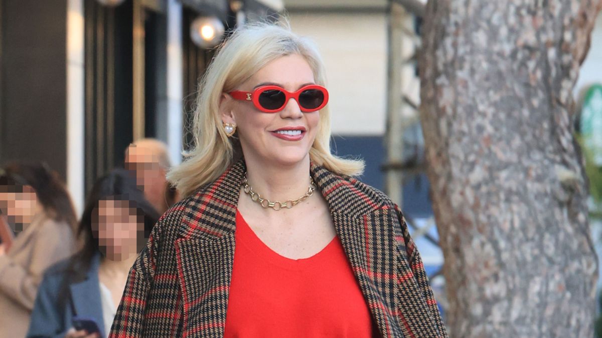 Σάσα Σταμάτη: Urban chic βόλτα στη Γλυφάδα με τον ανιψιό της