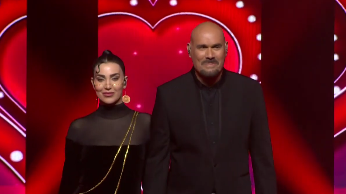 J2US: Ο Δημήτρης Σκουλός και η Δανιέλα Χατζή έφεραν τον έρωτα στο σόου – Η τηλεφωνική παρέμβαση του Αντώνη Ρέμου!