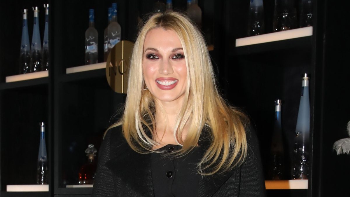 Κωνσταντίνα Σπυροπούλου: Η νέα κομψή εμφάνιση με μαύρο tailored look