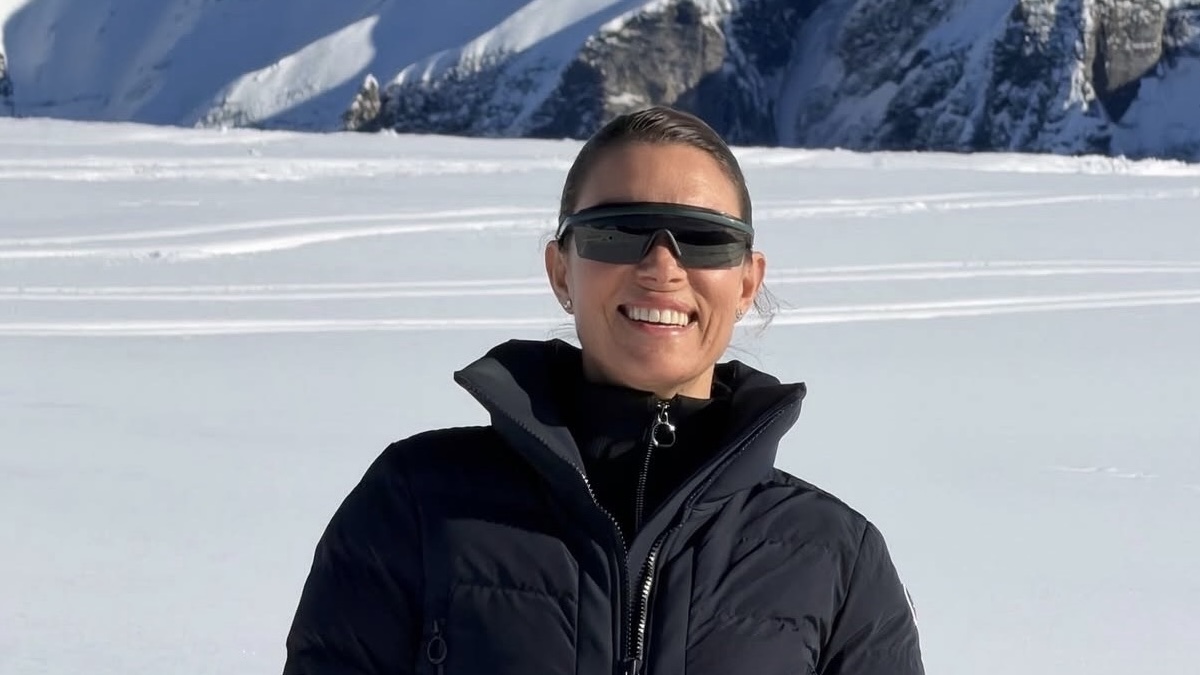 Βίκυ Καγιά:  Στα λευκά τοπία, ντυμένη στα μαύρα